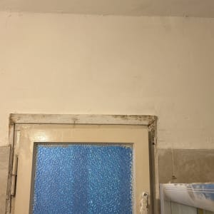 דלת עם מסגרת מתכת וחלון זכוכית מחוספסת