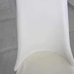 כיסא מרופד בלבן על רצפת שיש אפורה