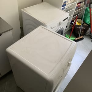 מכונת כביסה ומייבש כביסה בחדר שירות