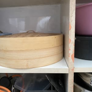 מדף עם כלי במבוק, כבלים וקופסאות פלסטיק