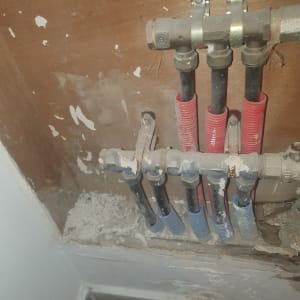 צנרת מים עם חיבורים ותשתית אינסטלציה