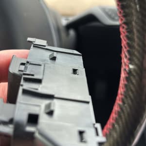 חלק פלסטיק לרכב עם הגה ברקע