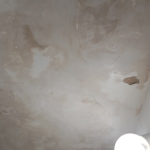 תקרה עם סימני רטיבות ותיקונים