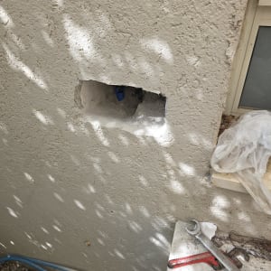 קיר עם חור, כלים וצינור כחול
