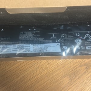 סוללת לנובו באריזה קרטון על שולחן עץ