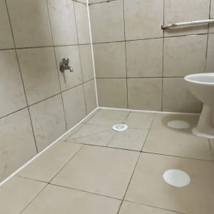 חדר אמבטיה עם אריחים וברזים