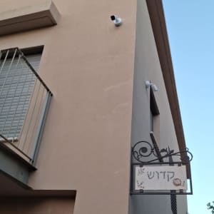 מצלמת אבטחה מותקנת על קיר בניין