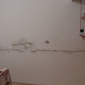 קיר עם סימני תיקון והכנה לצביעה