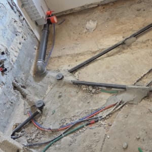 הכנת תשתית צנרת ואינסטלציה בחדר רטוב לפני איטום