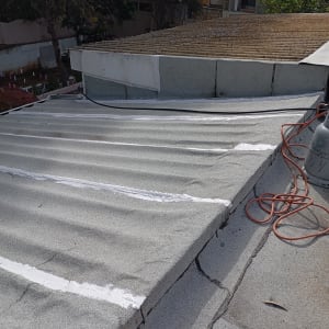 גג עם חומרי איטום וסדקים מתוקנים