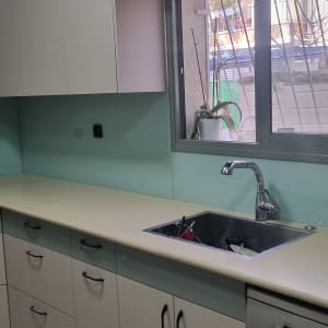 מטבח עם חיפוי זכוכית ירוקה על הקיר