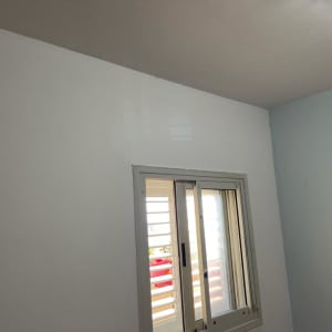 קיר גבס עם חלון קטן בחדר