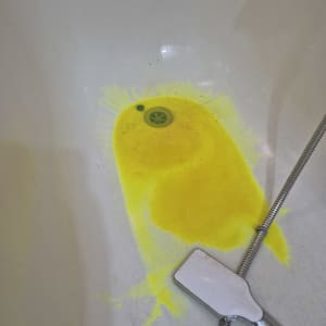 נוזל צהוב סביב פתח ניקוז באמבטיה