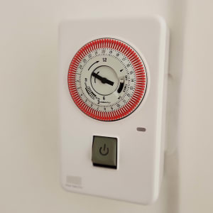 שעון טיימר חשמלי על קיר לבן