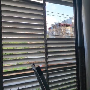 תריסים אופקיים פתוחים למחצה עם נוף חיצוני