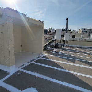 איטום גג עם חומר לבן לאורך קווים וחיבורים