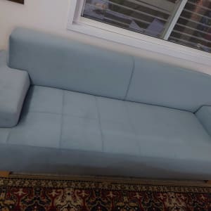 ספה מרופדת בצבע כחול בהיר עם משענות צד