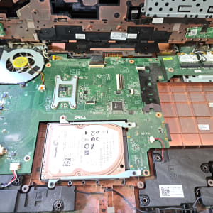 לוח אם של מחשב נייד עם מאוורר וכונן קשיח