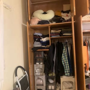 ארון בגדים מסודר עם בגדים מקופלים ונעליים מאורגנות