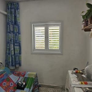 חלון אלומיניום עם תריסים בחדר עבודה