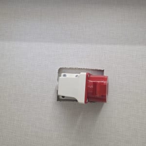 שקע חשמלי מותקן בקיר