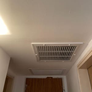 תקרת גבס עם פתחי אוורור מרובעים