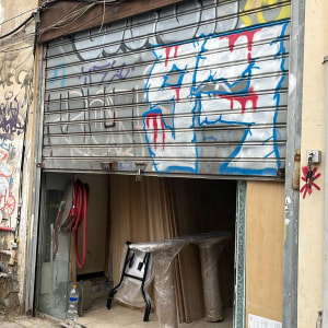 חנות עם דלת מתכת גרפיטי, ציוד מאוחסן בפנים