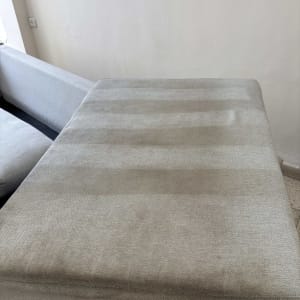 כרית ספה עם סימני ניקוי ברורים