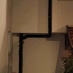 צינור אינסטלציה מותקן על קיר חיצוני