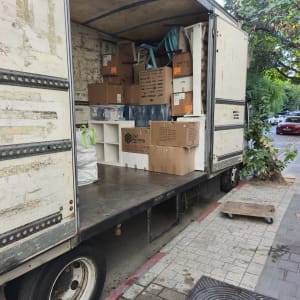 משאית פתוחה עם קרטונים וציוד מעבר