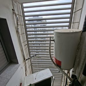 רשת הגנה על חלון עם דוד שמש