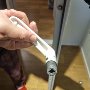 ידית דלת שבורה מוחזקת ביד