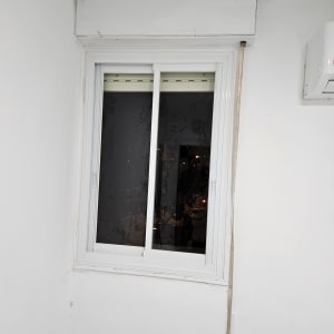 חלון אלומיניום עם מסגרת לבנה