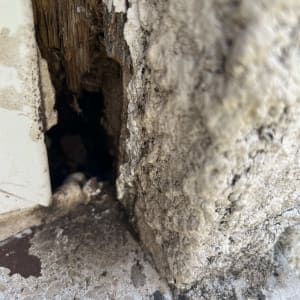 נזק בקיר המראה צורך באיטום