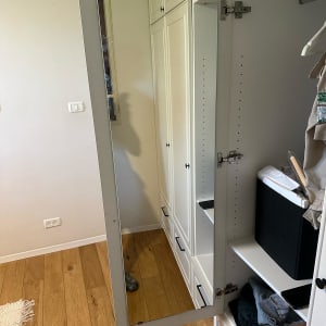 מראה זכוכית על דלת ארון פתוחה