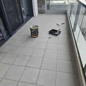 כלי עבודה לאיטום על מרפסת מרוצפת