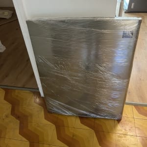 חפץ עטוף בניילון על רצפה צבעונית