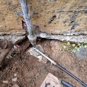 צינור מים ותיקון חיבור בקרקע