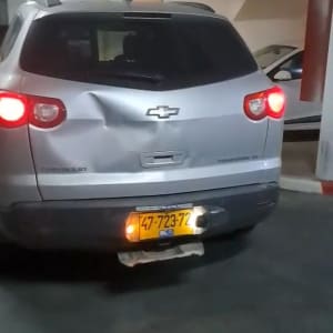 רכב עם פגוש אחורי פגום בחניון