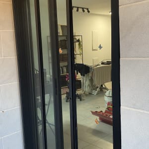 דלת הזזה מאלומיניום עם מסגרת כהה