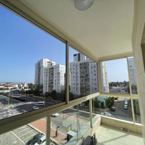 חלונות אלומיניום במרפסת עם נוף עירוני