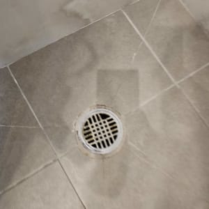 תמונה של רצפת מקלחת עם ניקוז
