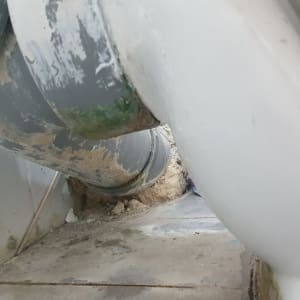 צינור ביוב עם סימני רטיבות ועובש