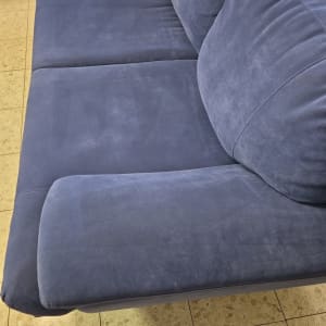 ספה כחולה על רצפת אריחים