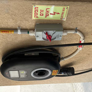 תיבת חשמל עם כבל טעינה לרכב חשמלי