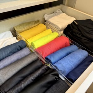 מגירת בגדים מסודרת עם מחיצות פלסטיק שקופות