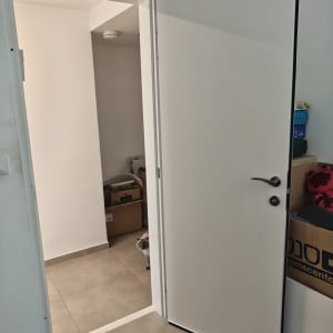 דלת פנים לבנה מעוצבת המותקנת בפתחו של ממ"ד