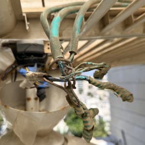 תקריב של חיווט חשמלי פגום ושרוף המצריך תיקון קצר