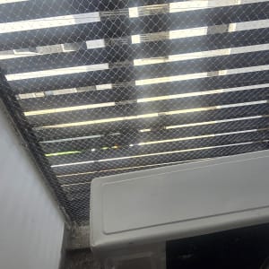 התקנת רשת נגד יונים מתוחה במסתור כביסה