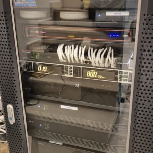 ארון תקשורת עם ציוד רשת וכבלים מסודרים